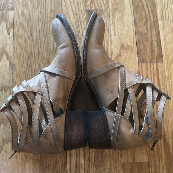 Freebird sz 9 Beige Stair leather bootie good pre owned condition 2” heel - Picture 5 of 7